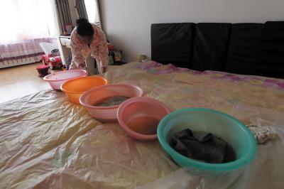 沈丘楼上漏水，住户失联，小区没物管，业主维权难！律师来支招……